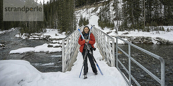 Frau steht mit ihren Skiern auf einer Loipe beim Skilanglauf im Banff National Park  Alberta  Kanada; Improvement District No. 9  Alberta  Kanada