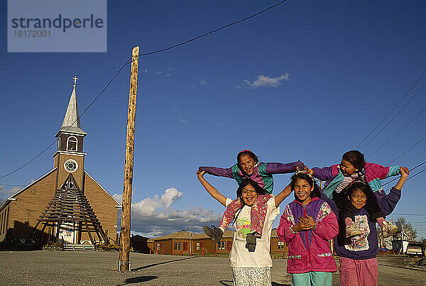 Gruppe von Dene-Kindern vor ihrer Dorfkirche in der Nähe von Yellowknife  NWT  Kanada; Nordwest-Territorien  Kanada