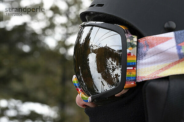 Spiegelung eines Skihügels in der Skibrille eines Skifahrers  Skigebiet im Banff National Park; Improvement District No. 9  Alberta  Kanada