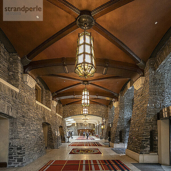 Innenraum eines historischen Hotels im Banff National Park; Banff  Alberta  Kanada