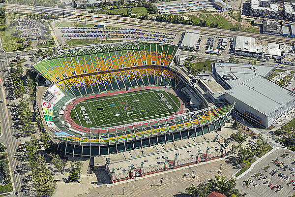 Luftaufnahme des Freiluft-Fußballstadions für die Canadian Football League in Edmonton; Edmonton  Alberta  Kanada