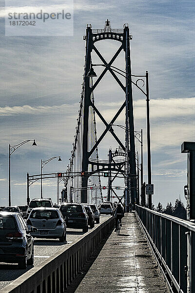 Lions Gate Bridge mit Straßenverkehr und einem Radfahrer; Vancouver  British Columbia  Kanada