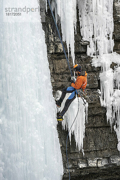 Mann beim Eisklettern an den oberen Fällen des Johnston Canyon  Banff National Park; Improvement District No. 9  Alberta  Kanada