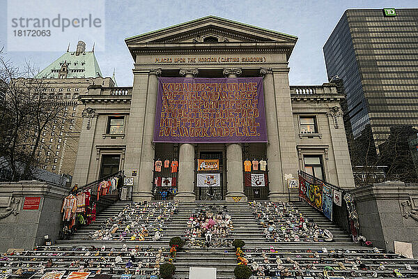 Spielzeug auf den Stufen der Vancouver Art Gallery als Teil der Kampagne Every Child Matters zum Gedenken an die Opfer der Canadian Indian Residential Schools; Vancouver  British Columbia  Kanada