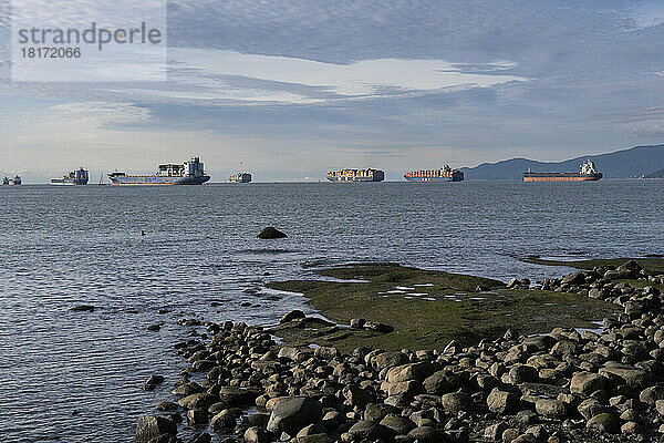 Vor der Küste von Vancouver  BC  vertäute Frachtschiffe; Vancouver  British Columbia  Kanada