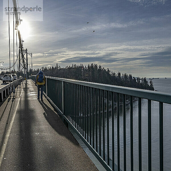 Lions Gate Bridge mit Straßenverkehr und einem Radfahrer; Vancouver  British Columbia  Kanada