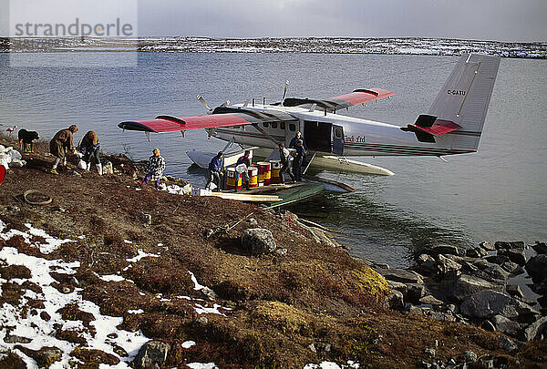 Entladen von Vorräten aus einem angedockten Wasserflugzeug in einem Diamantenminenlager; Yellowknife  Nordwest-Territorien  Kanada