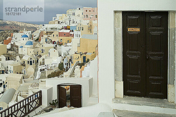 Tür und Dorf auf einer Klippe  Oia  Santorini  Kykladen  Griechenland