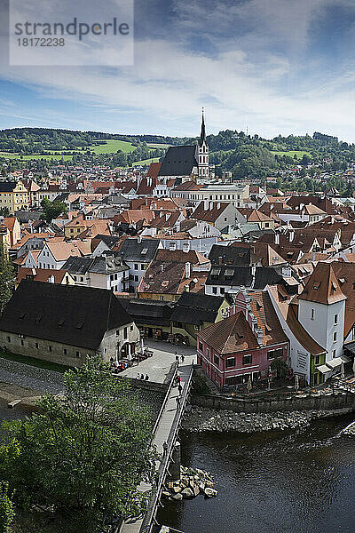 Malerischer Überblick über Cesky Krumlov mit der St.-Veits-Kirche im Hintergrund  Tschechische Republik.