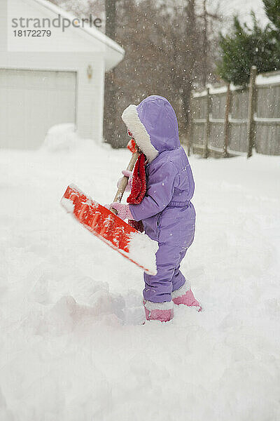 Kleinkindmädchen schaufelt Schnee  Maryland  USA