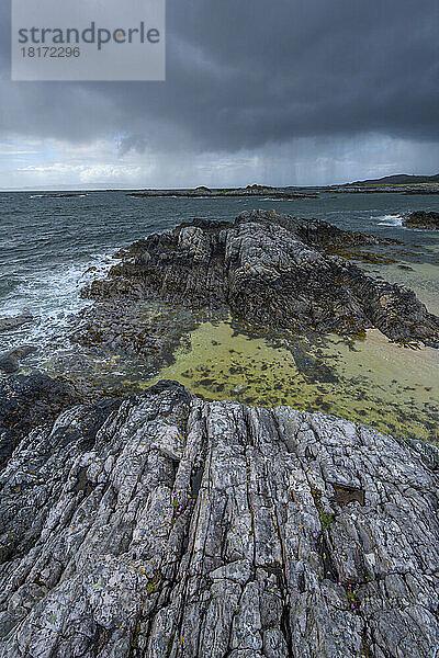 Schottische Küste im Frühling mit Regenwolken über dem Meer bei Mallaig in Schottland  Vereinigtes Königreich