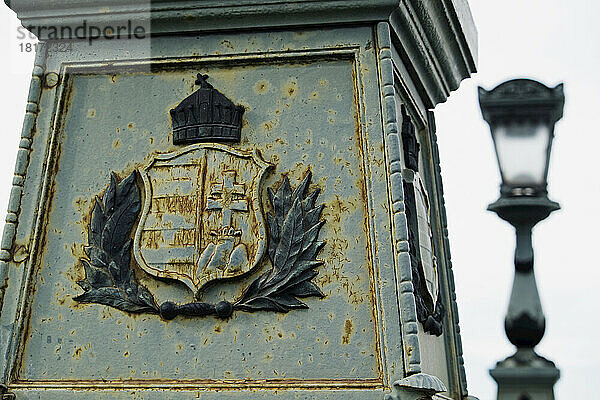 Detail des Wappens an der Széchenyi-Kettenbrücke  Budapest  Ungarn