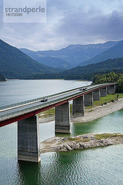 Brücke über den Sylvensteinsee  Bayern  Deutschland