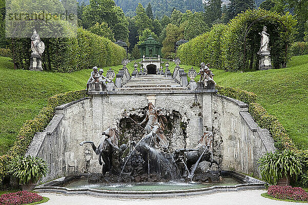 Kaskade von dreißig Marmorstufen und Neptunbrunnen  Schloss Linderhof  Oberbayern  Bayern  Deutschland