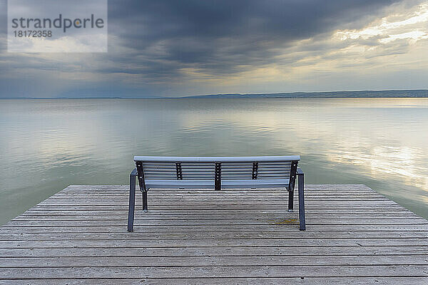 Bank auf Holzsteg bei Sonnenuntergang in Weiden am See  Neusiedler See  Burgenland  Österreich