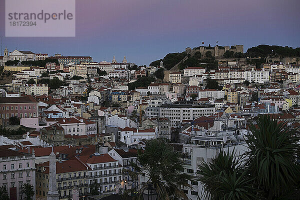 Stadtbild von Lissabon in der Abenddämmerung  Portugal