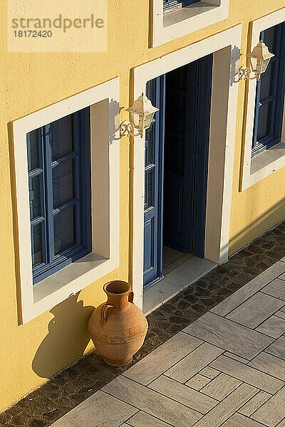 Erhöhte Ansicht des traditionellen Hauses  Pyrgos  Santorini  Kykladen  griechische Inseln  Griechenland  Europa