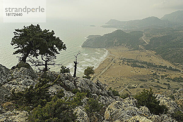 Blick auf den Strand von Tsampika und die Bucht von Arhangelos  Rhodos  Dodekanes  Ägäis  Griechenland  Europa