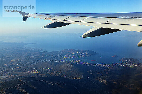 Flugzeugflügel und Luftaufnahme der Küste  Athen  Attika  Griechenland