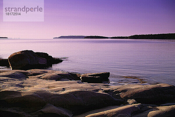 Lake Superior Shoreline bei Sonnenuntergang  in der Nähe von Rossport  Ontario  Kanada