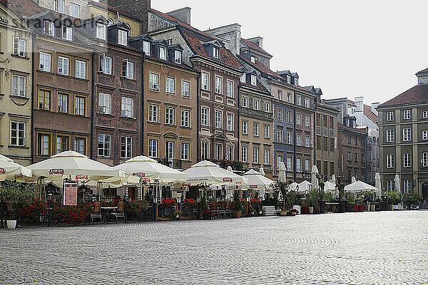 Gebäude und Restaurantterrassen auf dem Marktplatz in der Altstadt  Altstadt  Warschau  Polen.