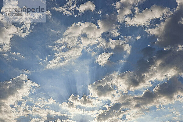 Sonnenstrahlen hinter Wolken