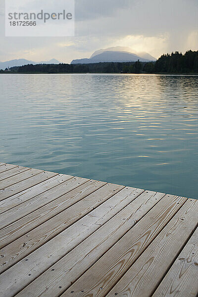 Dock bei Sonnenuntergang  Faaker See  Kärnten  Österreich