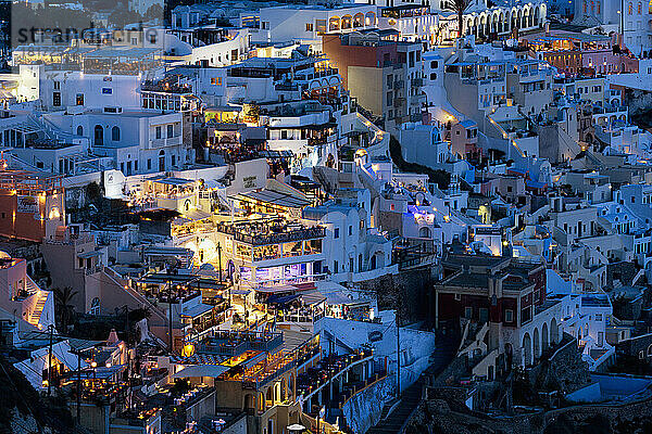 Erhöhte Ansicht von Fira (Thira) in der Abenddämmerung  Santorini  Kykladen  Ägäis  griechische Inseln  Griechenland  Europa
