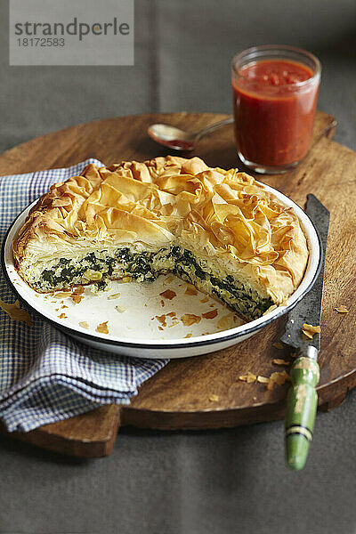 Spinat-Feta-Phyllo-Torte mit Tomatensauce als Beilage