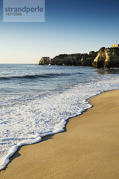 Surfen Sie am Strand von Lagos  Algarve  Portugal