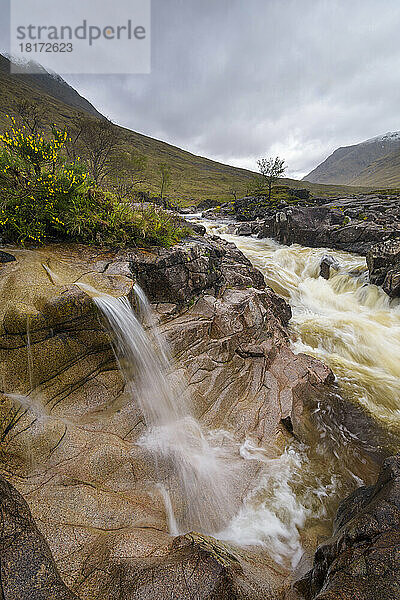 Wasserfall am Fluss Coupal mit bewölktem Himmel bei Glen Coe in Schottland  Vereinigtes Königreich