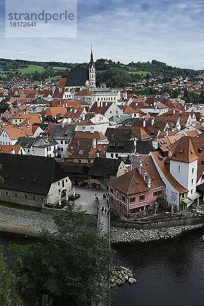 Malerischer Überblick über Cesky Krumlov mit der St.-Veits-Kirche im Hintergrund  Tschechische Republik.