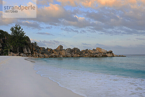 Grand Anse Beach bei Sonnenaufgang  La Digue  Seychellen