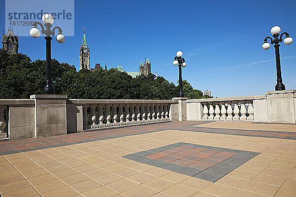 Terrasse mit Blick auf Parlamentsgebäude  Parliament Hill  Ottawa  Ontario  Kanada