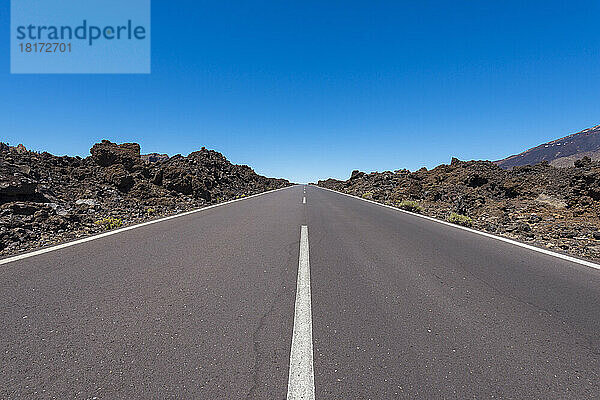 Straße durch Lavafeld im Parque Nacional del Teide  Teneriffa  Kanarische Inseln  Spanien