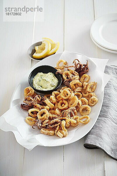Teller mit frittierten Calamari mit Tartersauce und Zitrone