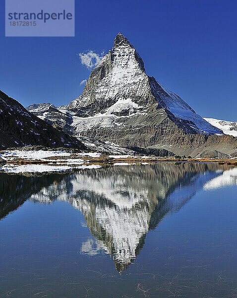 Matterhorn spiegelt sich im Riffelsee  Zermatt  Alpen  Wallis  Schweiz