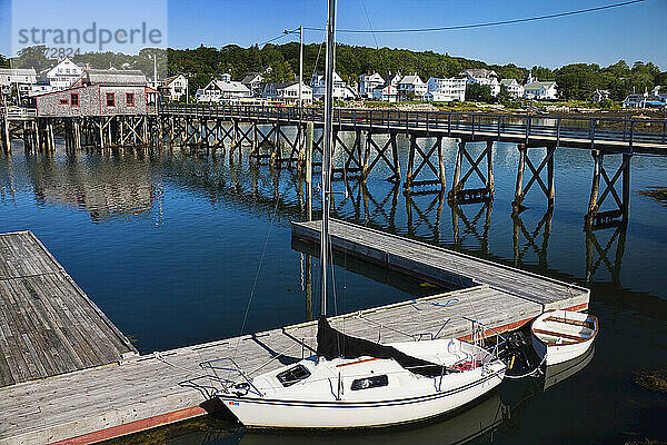 Segelboot und Fußgängerbrücke  Boothbay Harbor  Maine  USA