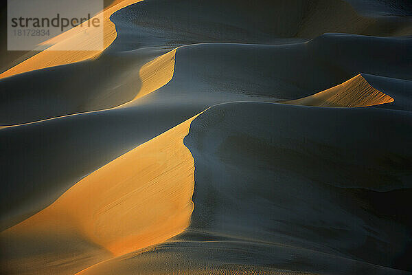 Windgepeitschte Sanddünen bei Sonnenuntergang  Matruh  Großes Sandmeer  Libysche Wüste  Sahara  Ägypten  Nordafrika  Afrika