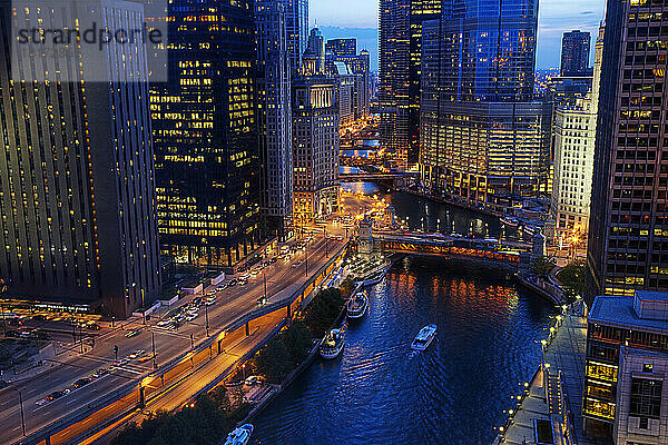 Luftaufnahme des Chicago River und des Wacker Drive in der Abenddämmerung  Chicago  Illinois  USA