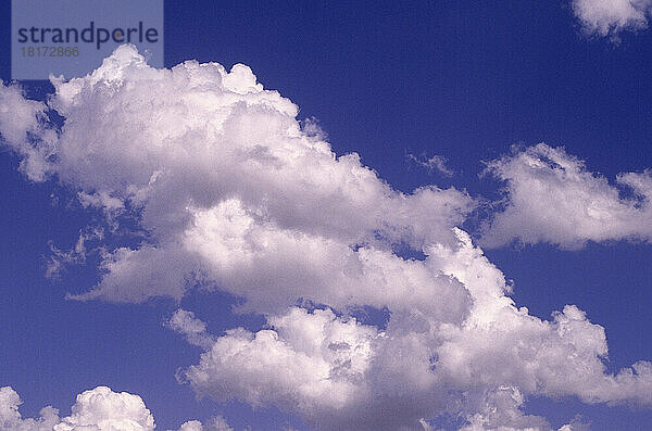 Wolken im blauen Himmel