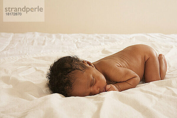 Porträt eines schlafenden Neugeborenen