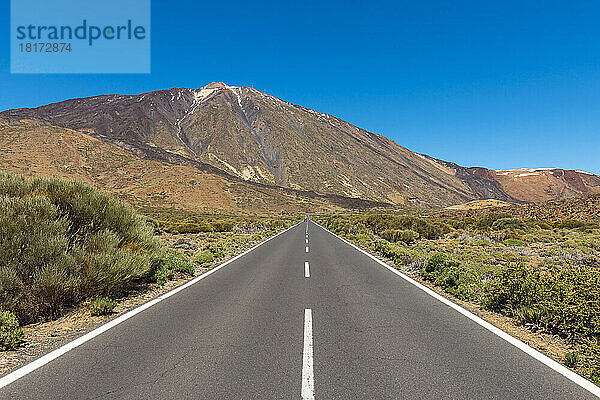 Straße mit dem Berg Pico del Teide  Parque Nacional del Teide  Teneriffa  Kanarische Inseln  Spanien