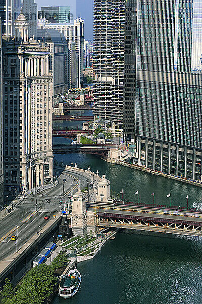 Luftaufnahme des Chicago River und des Wacker Drive  Chicago  Illinois  USA