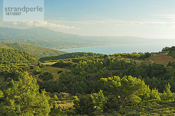 Blick auf die Bucht von Apolakkia von Monolithos  Rhodos  Dodekanes  Ägäis  Griechenland  Europa