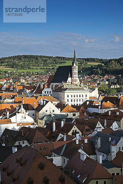 Überblick über die Stadt und die Dächer mit der St.-Veits-Kirche  Cesky Krumlov  Tschechische Republik.