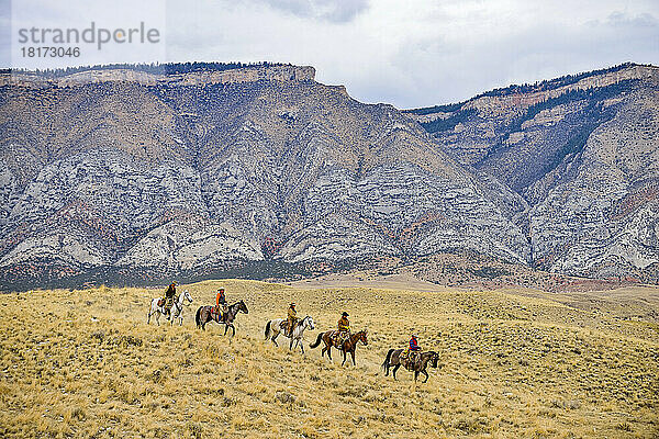Cowboys und Cowgirls reiten in der Wildnis  Rocky Mountain  Wyoming  USA