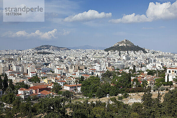 Blick auf den Berg Lykabettus von der Akropolis  Athen  Griechenland