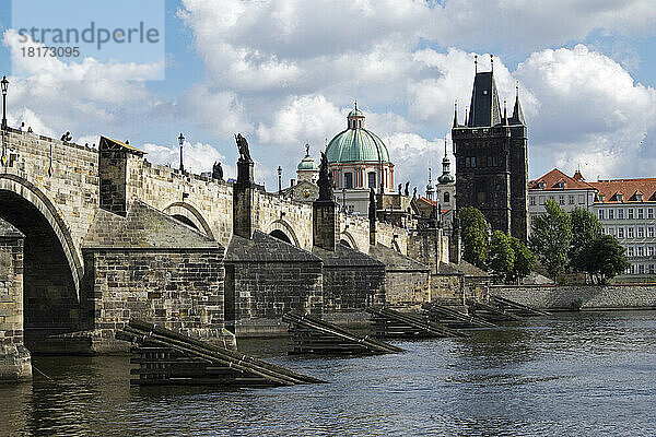 Karlsbrücke über die Moldau mit dem Altstädter Brückenturm und der Kirche St. Franziskus Seraphinus  Prag  Tschechische Republik.