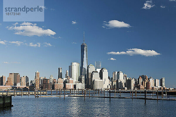 Hudson River und Lower Manhattan Skyline mit World Trade Center und One World Trade Center (Freedom Tower)  New York City  New York  USA